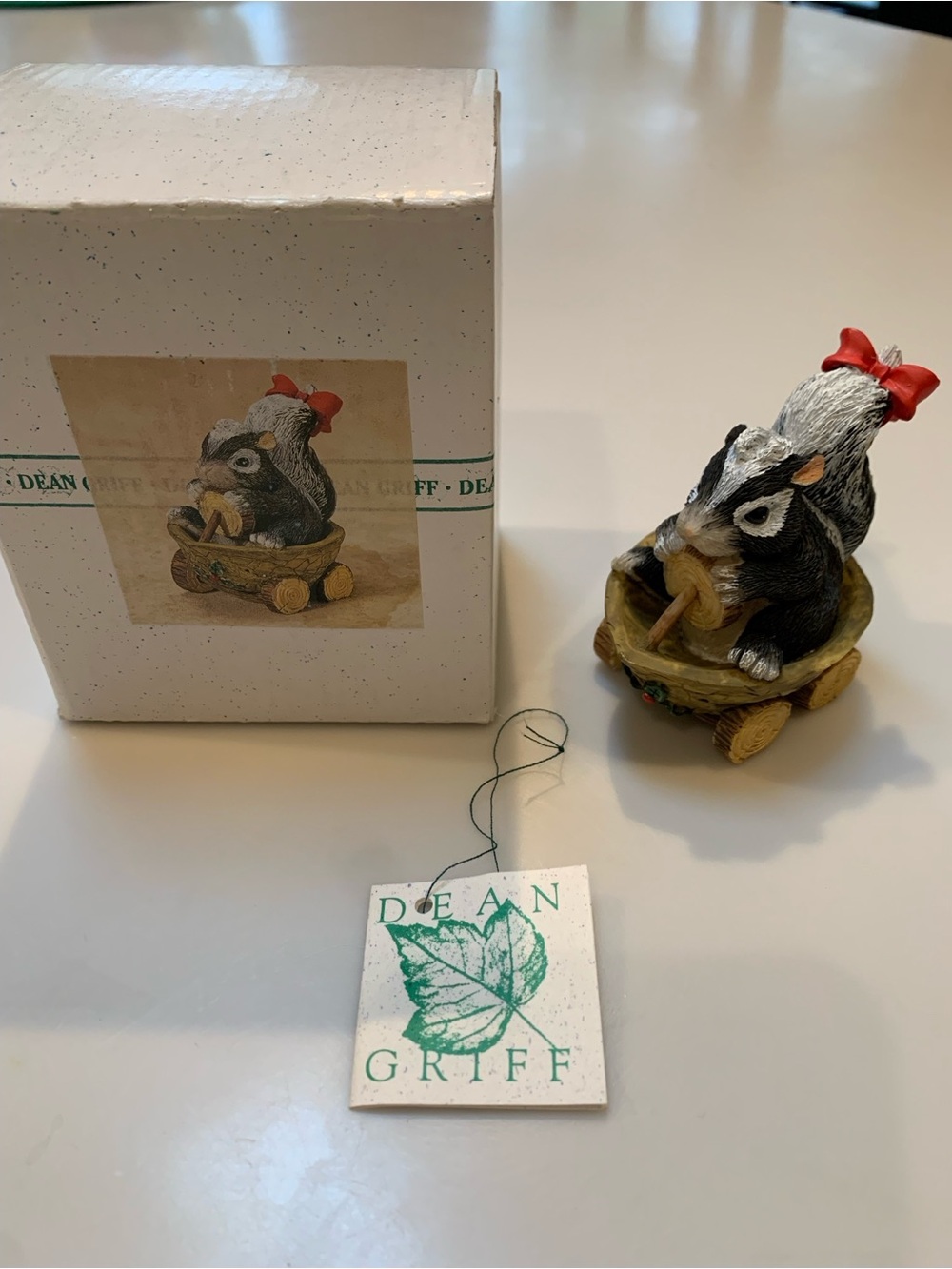 Charming Tails “The Float Driver” 87/587 Holiday Skunk Figurine